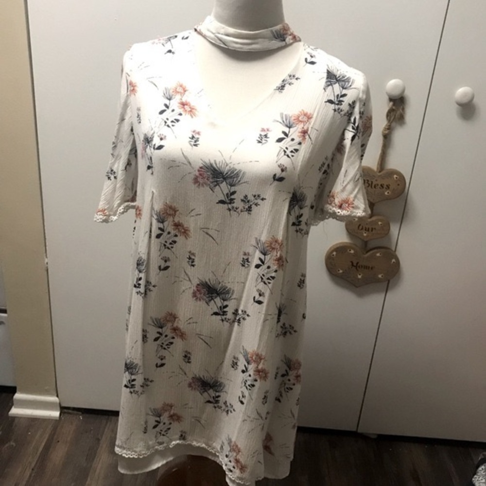 Blue Pepper floral v-neck with built-in choker lined dress w/flair 1/4 sleeves